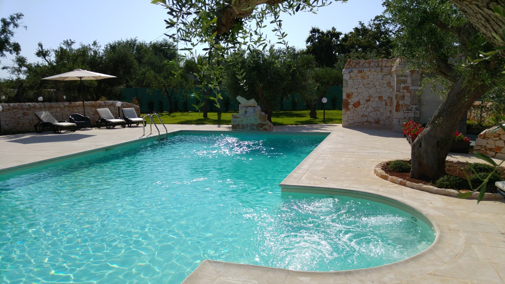 The pool of Almapetra Trulli Resort